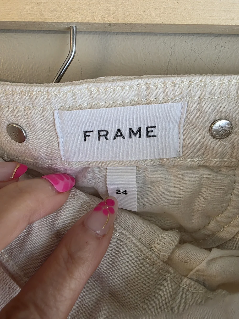 FRAME Barrel Leg Jeans Cropped Button Detail Parchment White 24 Like New - Picture 4 of 9